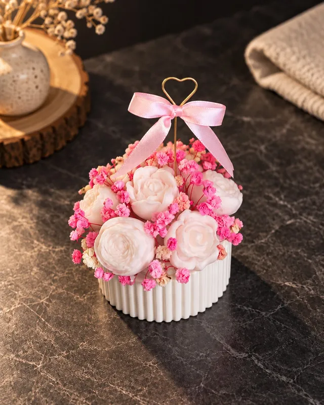 Флорална композиция „Blush Heart“ в бяла ребриста кашпа със златно сърце